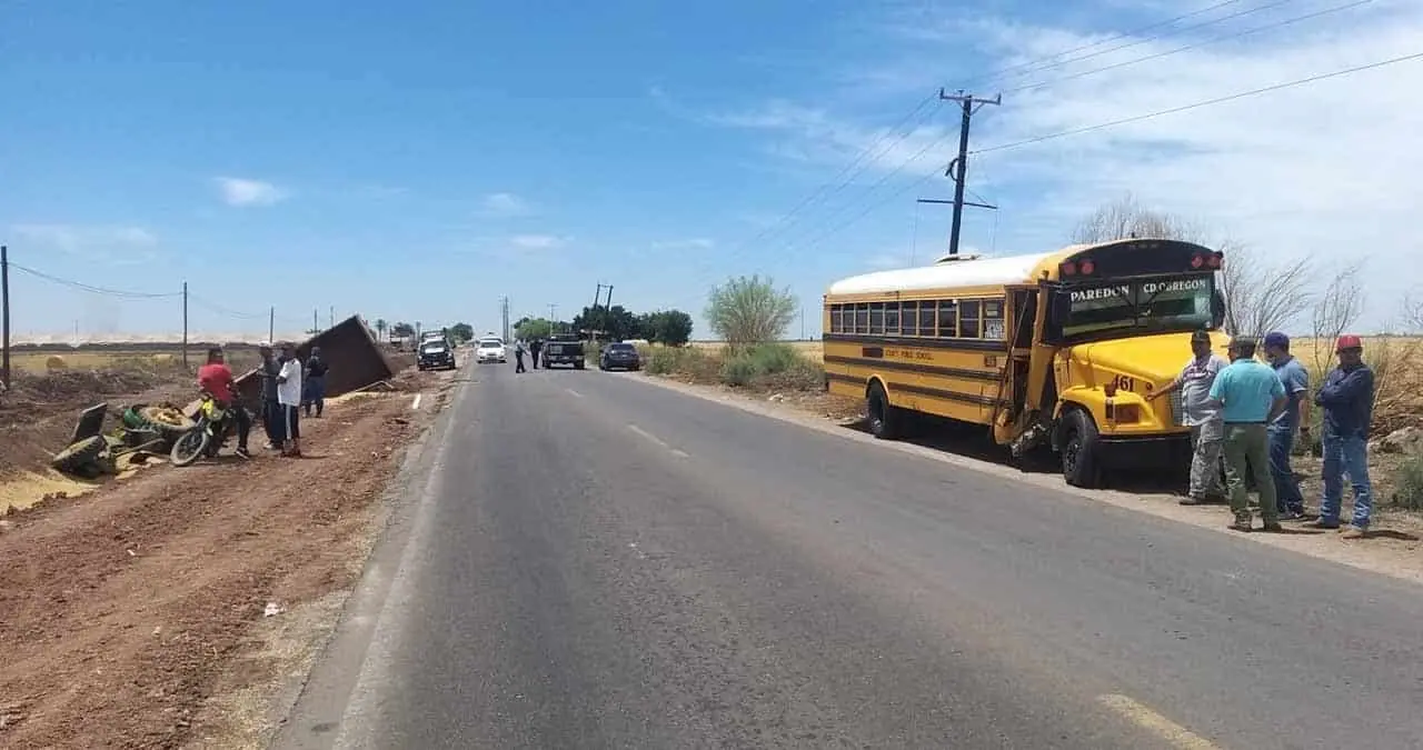 Choca tractor y camión en el Valle del Yaqui