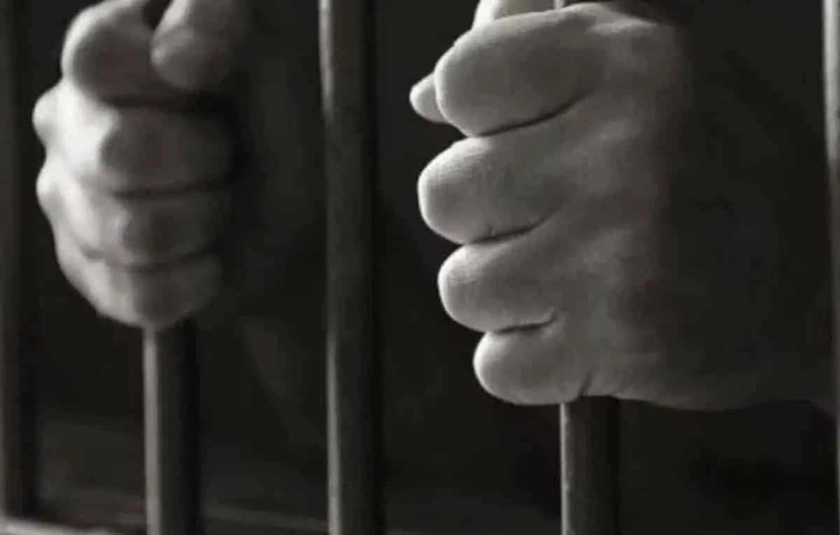 Sentencian a sujeto a 12 años de prisión por abusar de dos niños