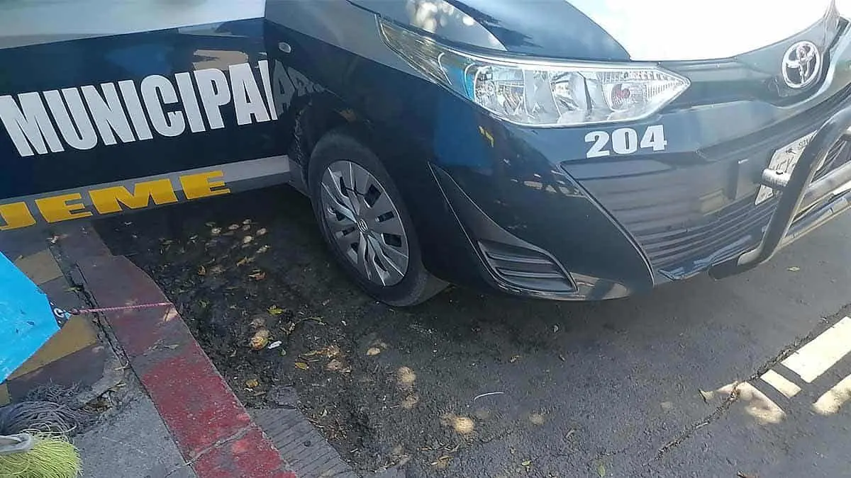 Policías municipales se estacionan en sitio prohibido