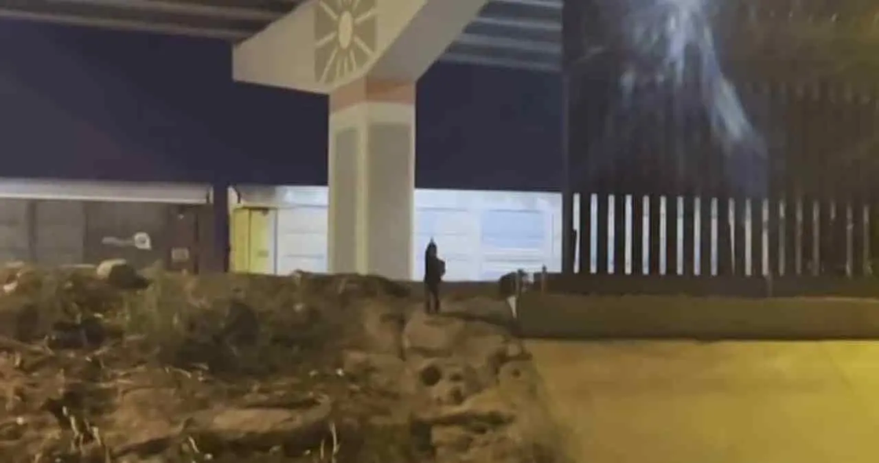 Video. Desgarradoras imágenes de un niño al ser abandonado en la frontera