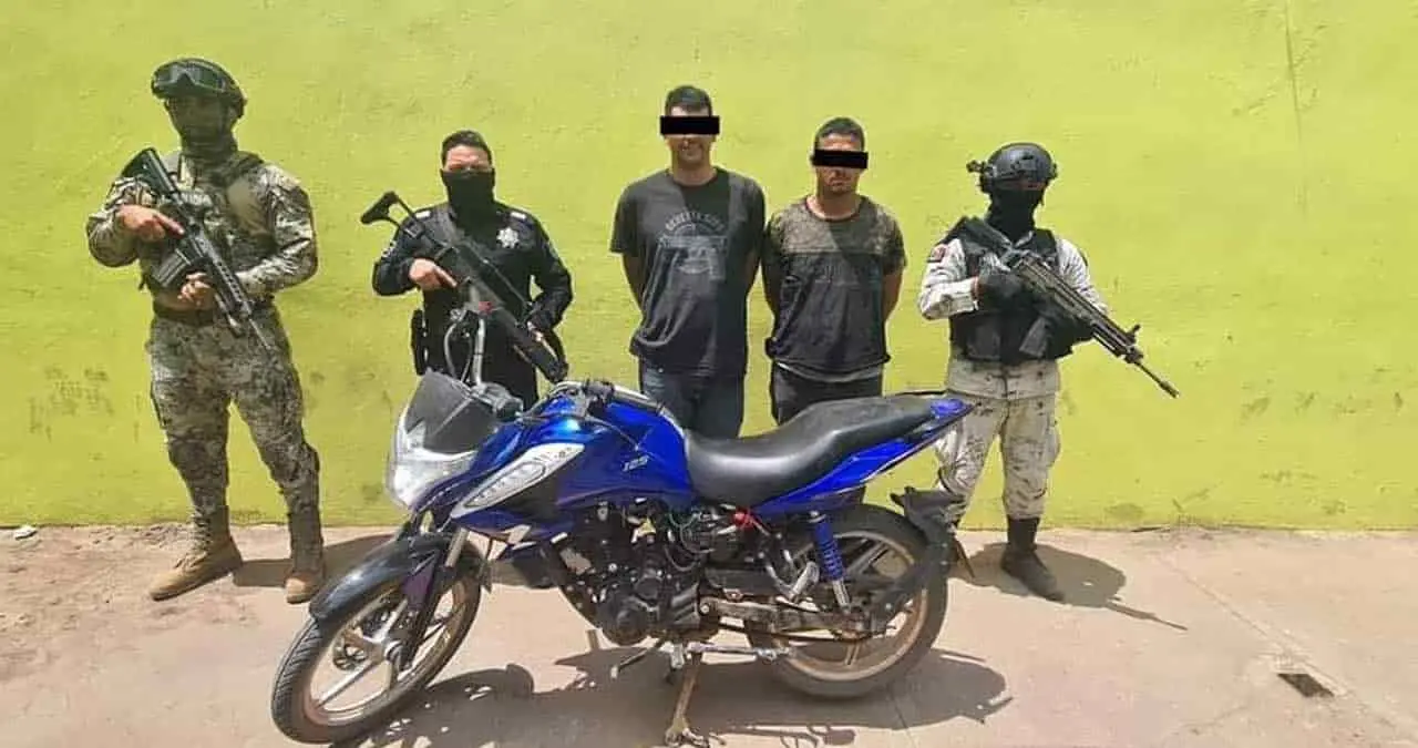 Detienen a sujetos por presunta posesión de vehículo con reporte de robo