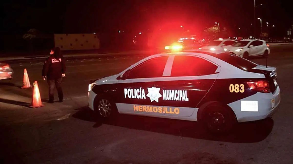 Lo dejan arriba de su carro sin ropa y sin dinero