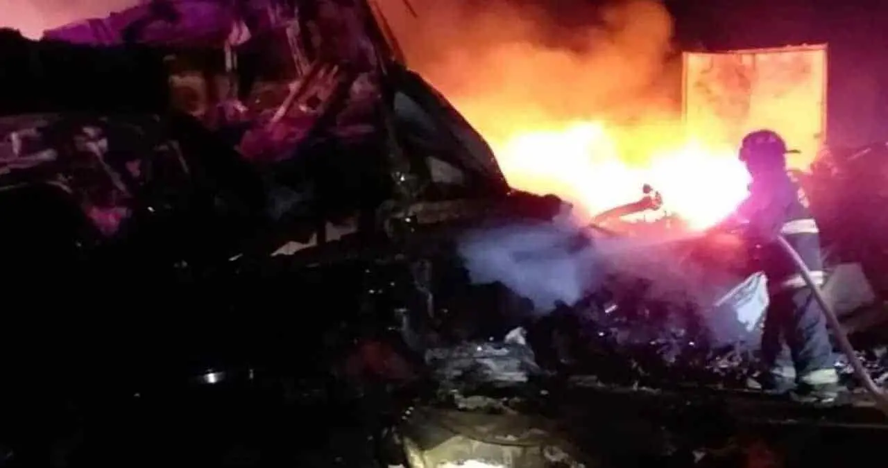 Chocan tráileres en carretera de Nuevo Laredo; uno se incendia