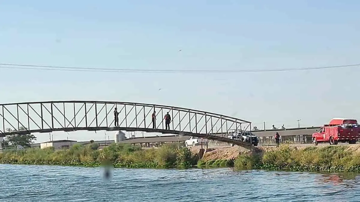 Amanece cadáver colgado bajo puente