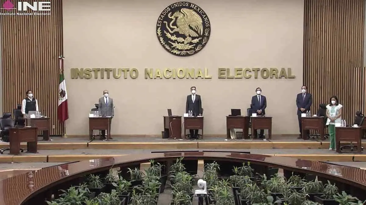 INE guarda un minuto de silencio por candidatos asesinados en campaña