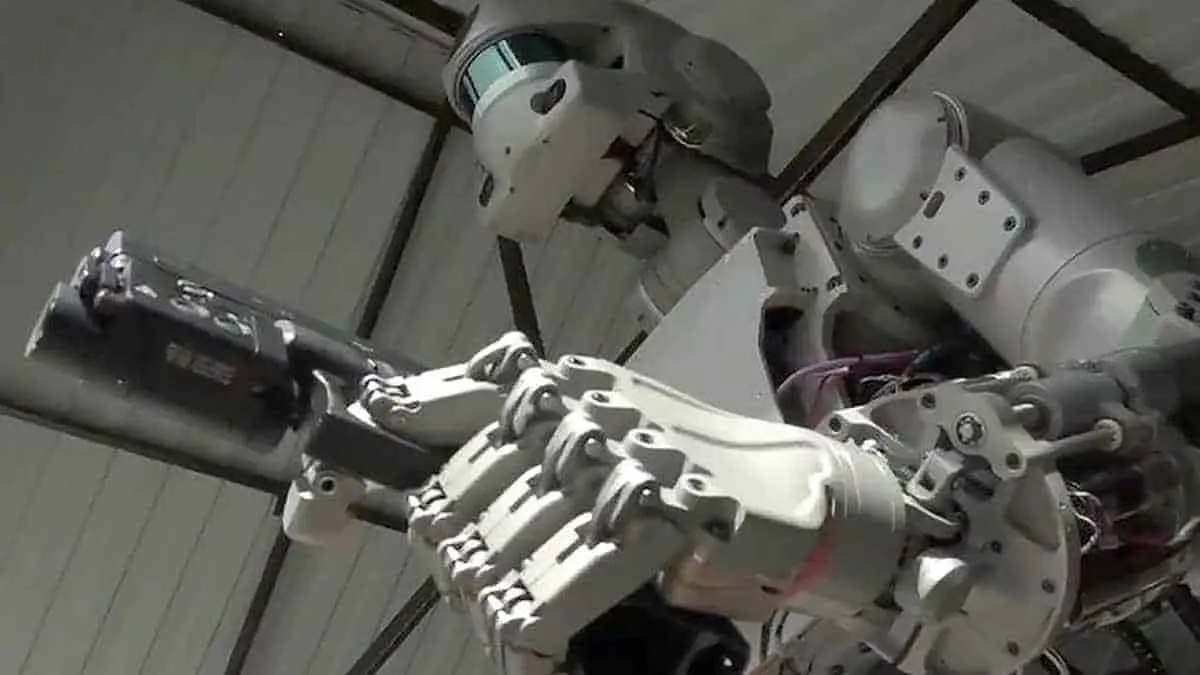 Rusia inicia producción en serie de robots de combate
