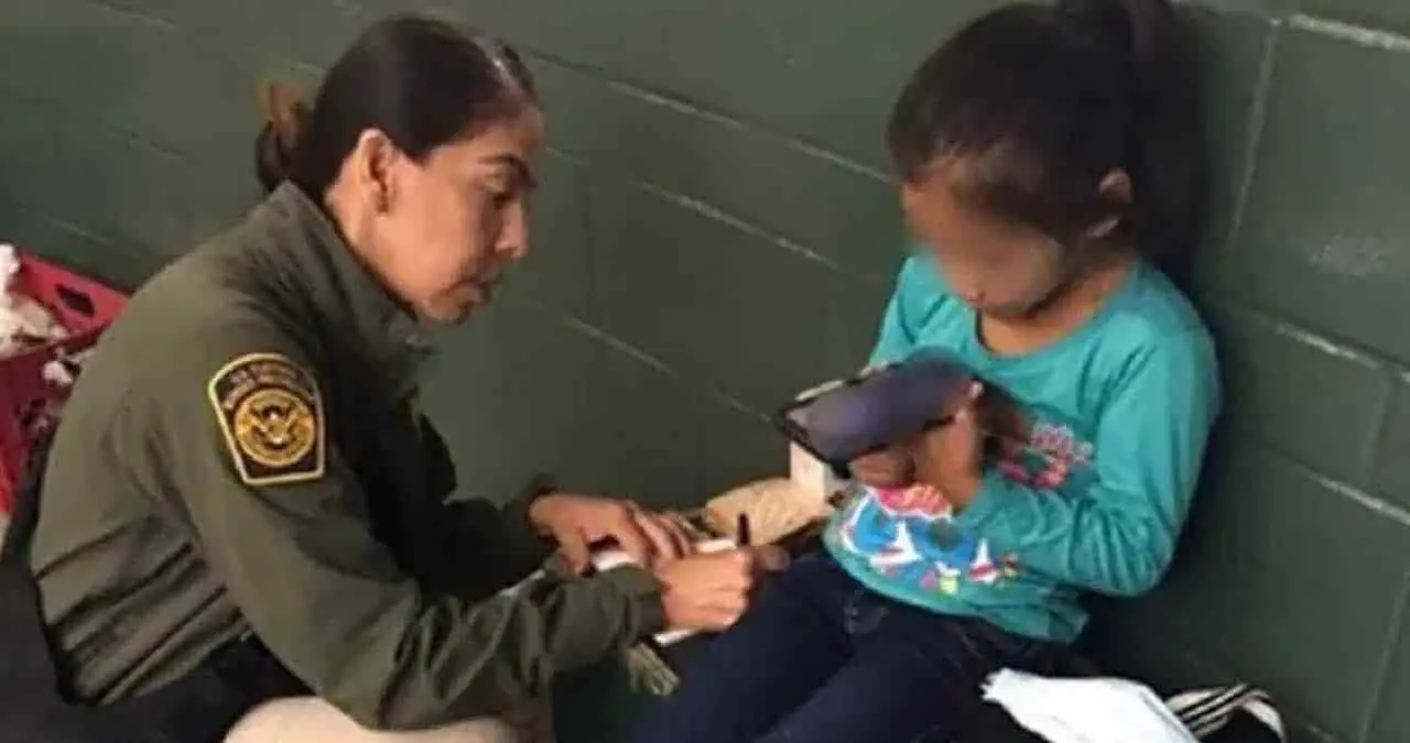 Abandonan a niña de 5 años en la frontera con EU