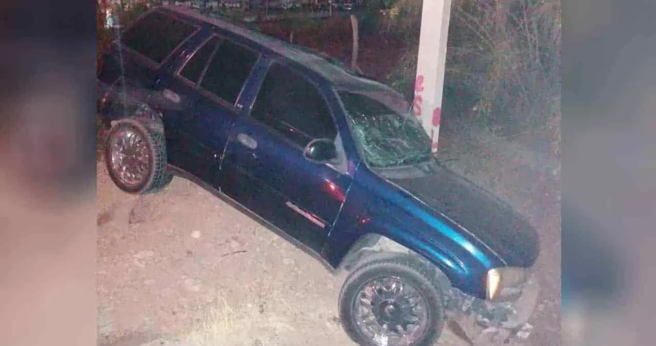 Abandonan camioneta en la Internacional