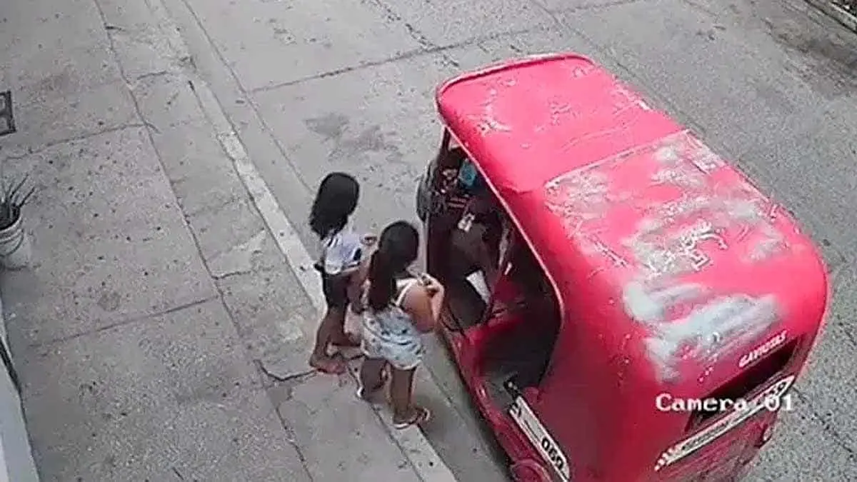 VIDEO: Mototaxista manosea a 2 niñitas y luego es capturado