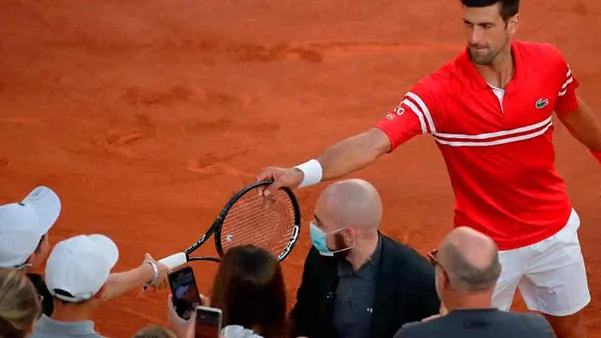 VIDEO: Campeón de Roland Garros regala raqueta a niño mexicano