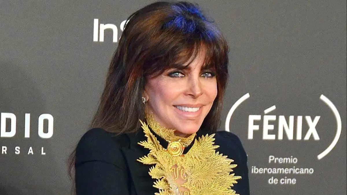 Verónica Castro reaparece y luce feliz sus canas y arrugas
