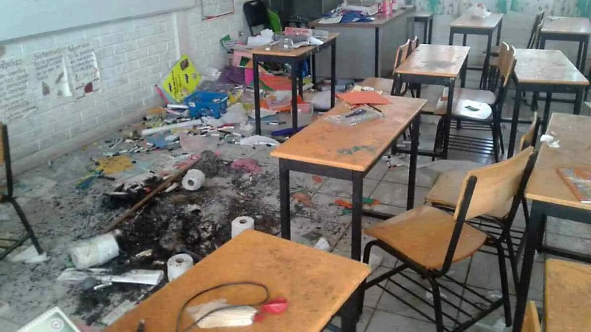 Esperan ser contratados tras vandalismo en escuelas