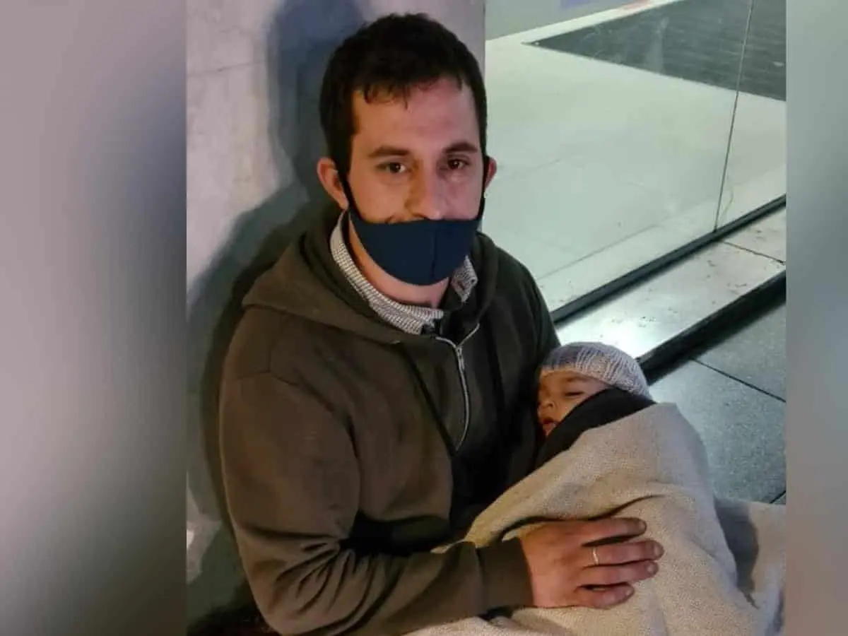 Busca trabajo con su bebé en brazos; redes sociales le cambian la vida