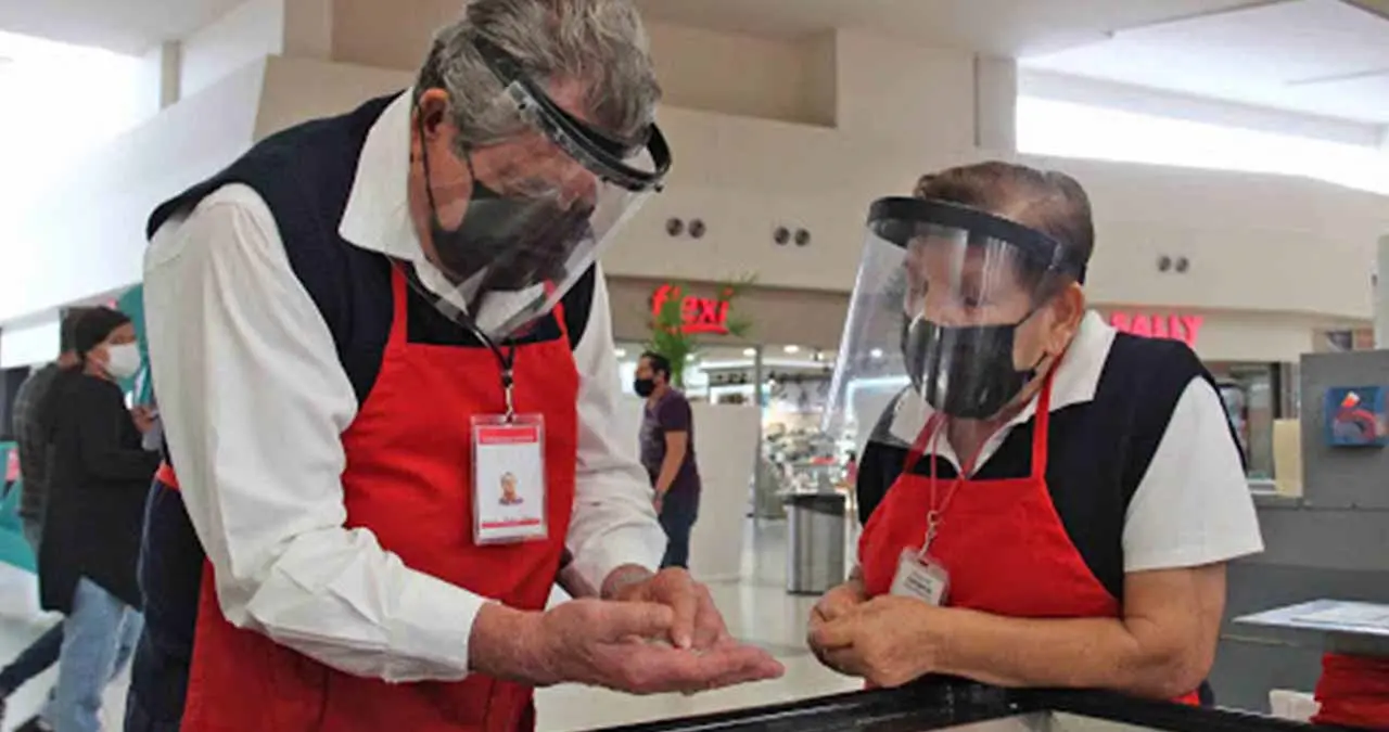 Discriminan a los adultos mayores para regreso como empacadores