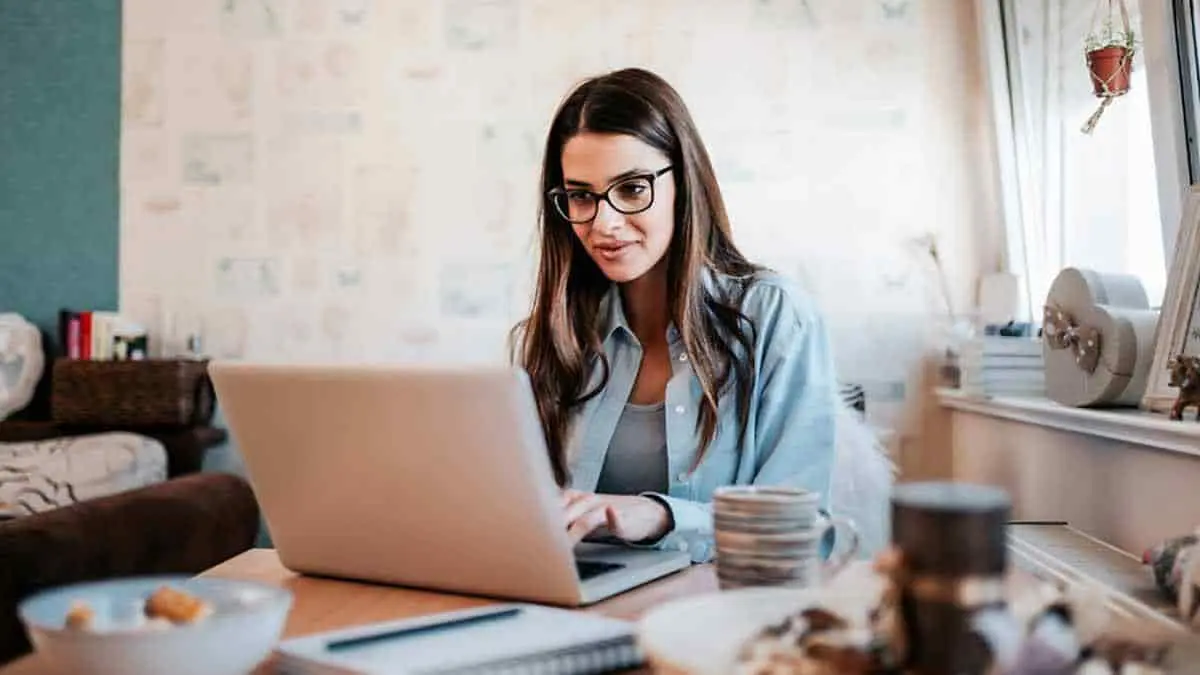 Empleados trabajan desde su casa