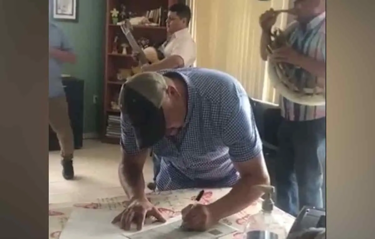 Firma hombre su divorcio  y lo festeja con banda