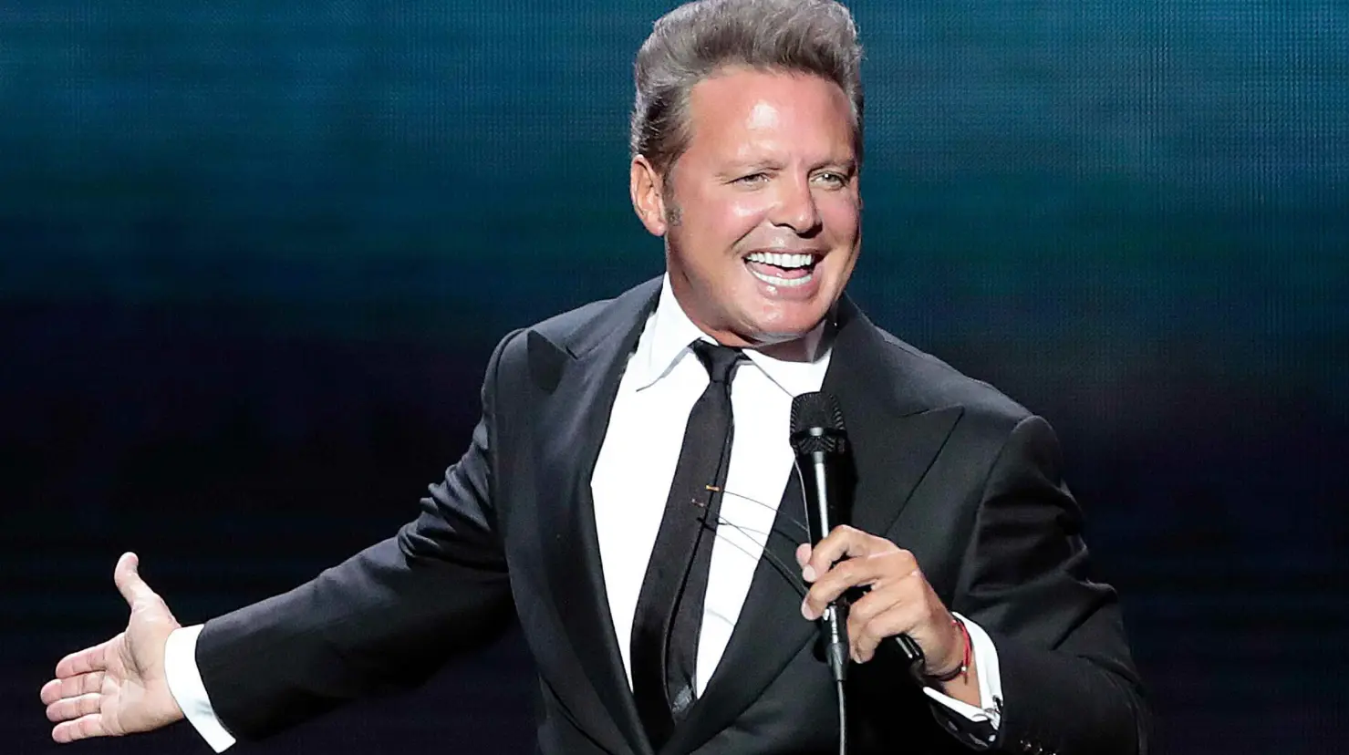 Hospitalizan a Luis Miguel