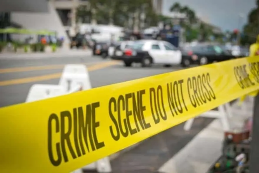 Niña encerrada por su madre muere de calor
