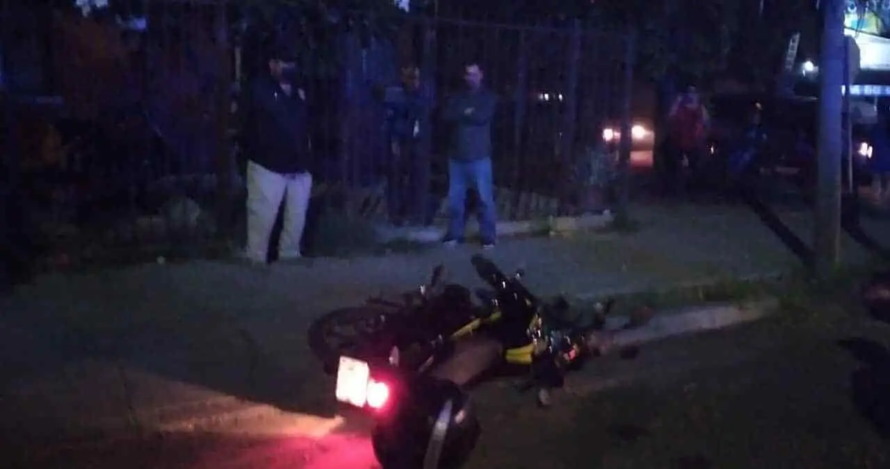 Intentan levantar a motociclista
