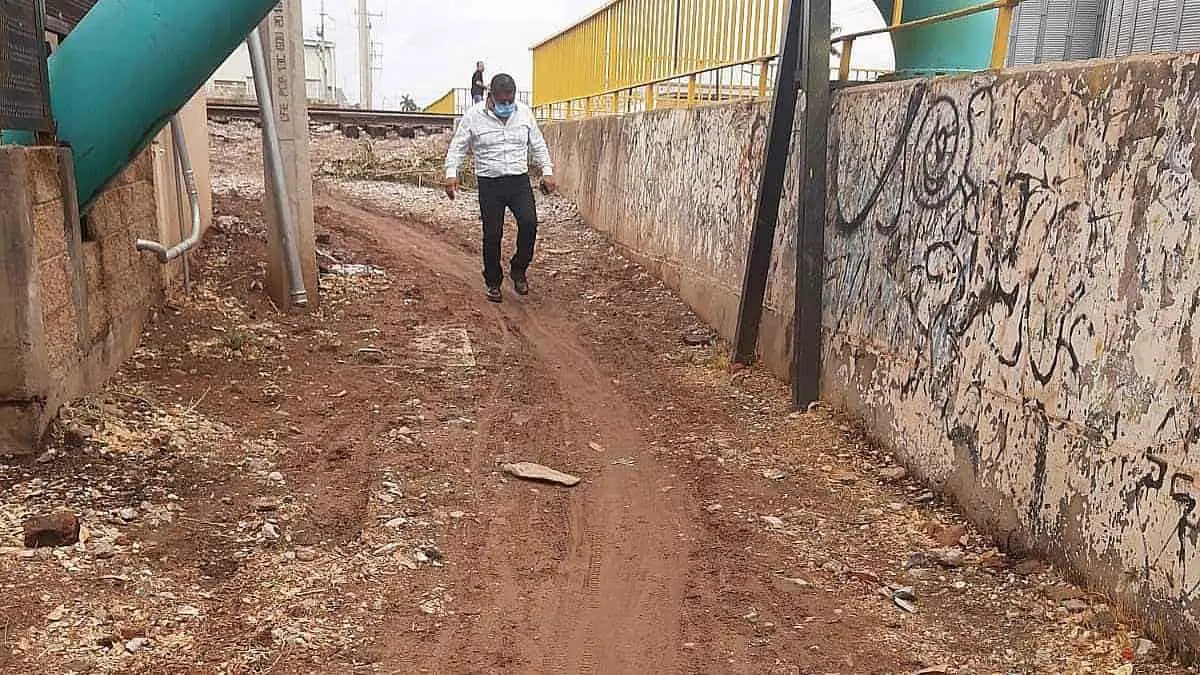 Las banquetas de Plano Oriente están intransitables por lluvias