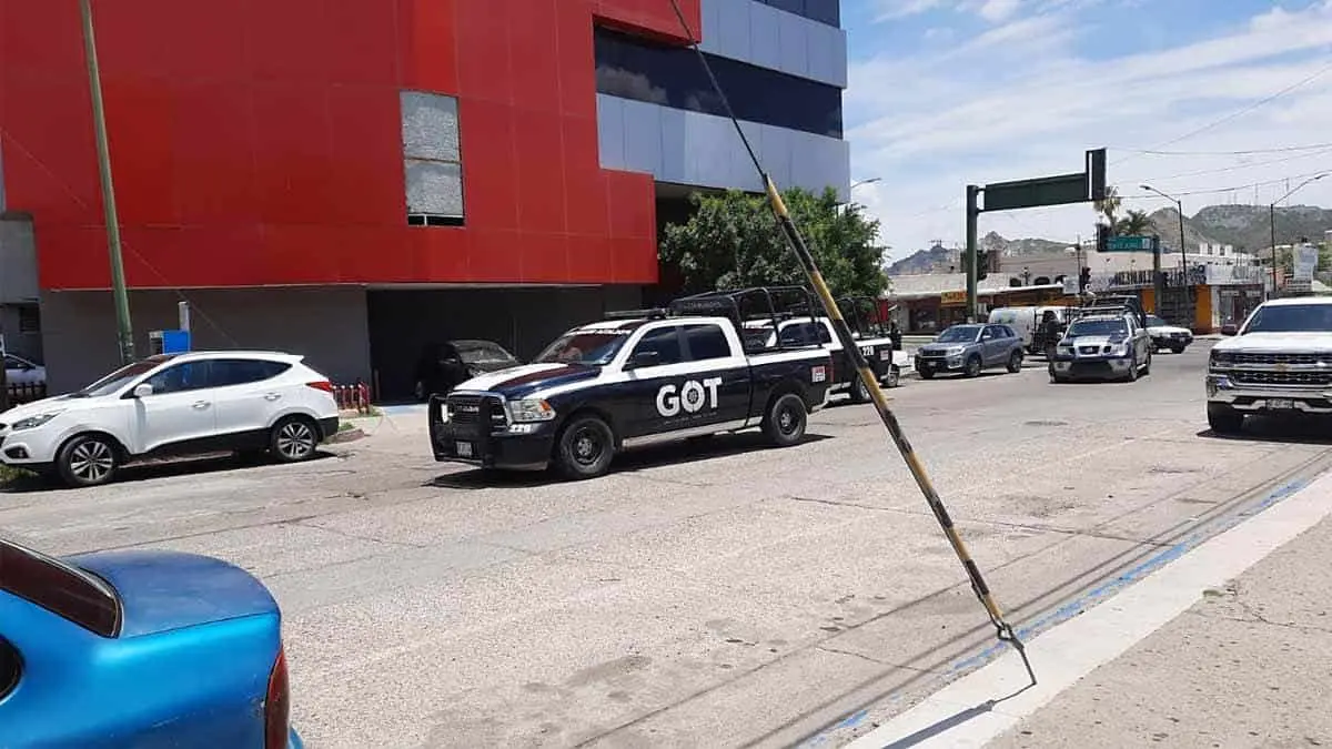 Asaltan a hombre por fuera de un banco