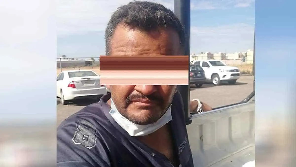 Le toca el trasero a una mujer e intenta meterla al panteón a la fuerza