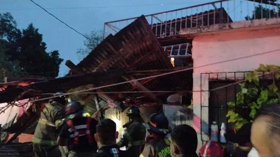 Árboles caídos, derrumbes y carros varados, dejó lluvia en Hermosillo