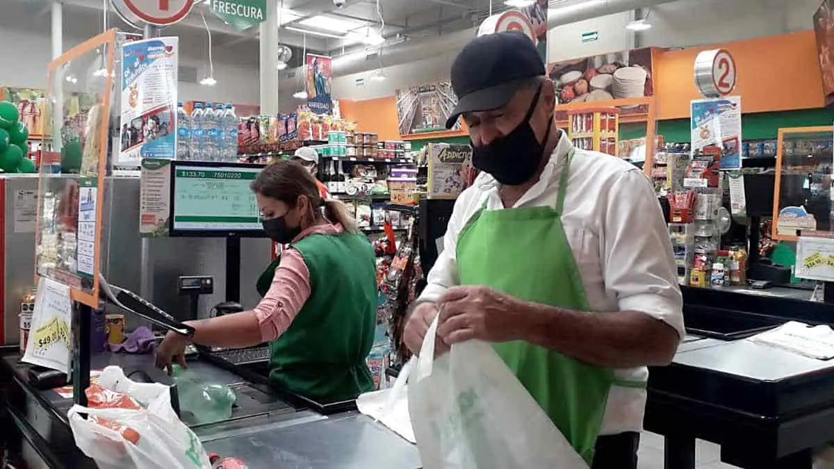 Regresan a sus puestos los abuelos paqueteros