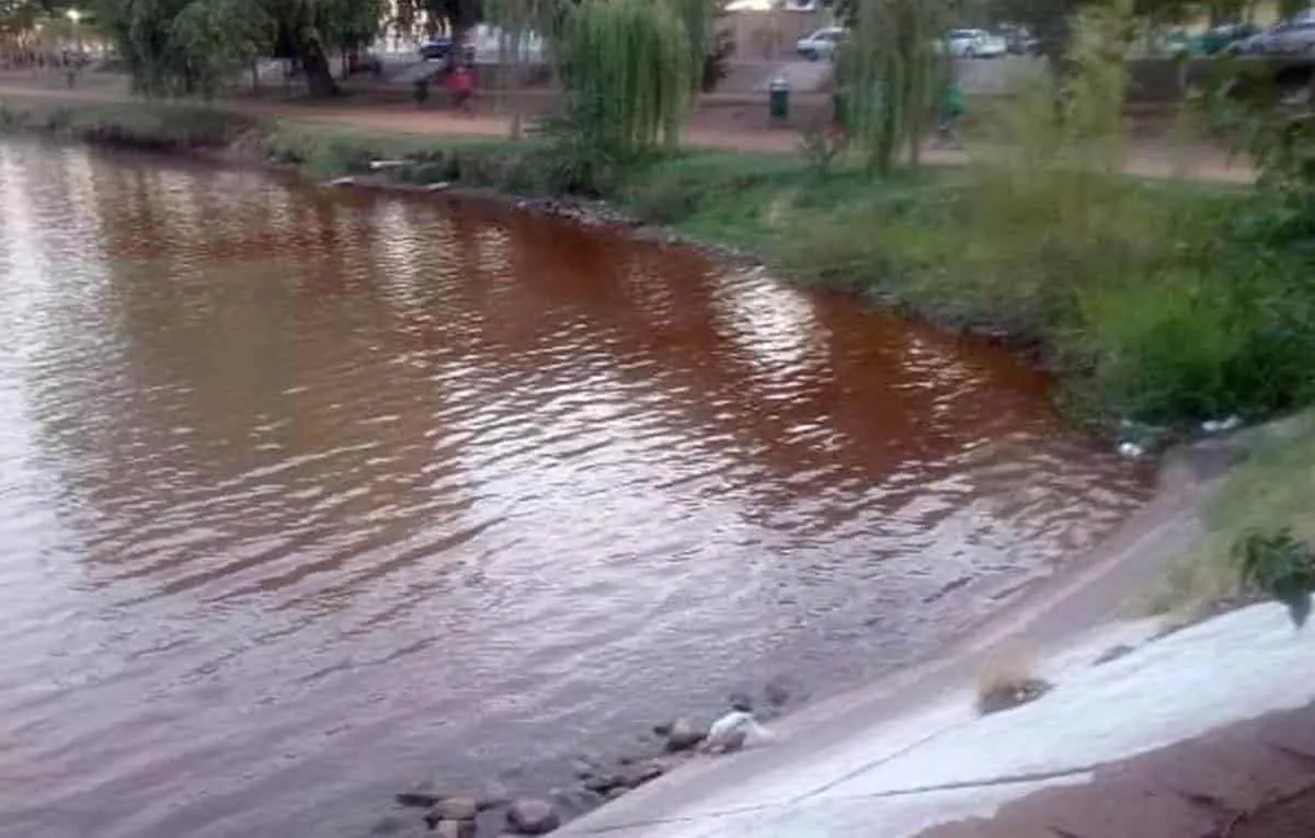 ¿A qué se debe el agua roja en la Laguna del Náinari?