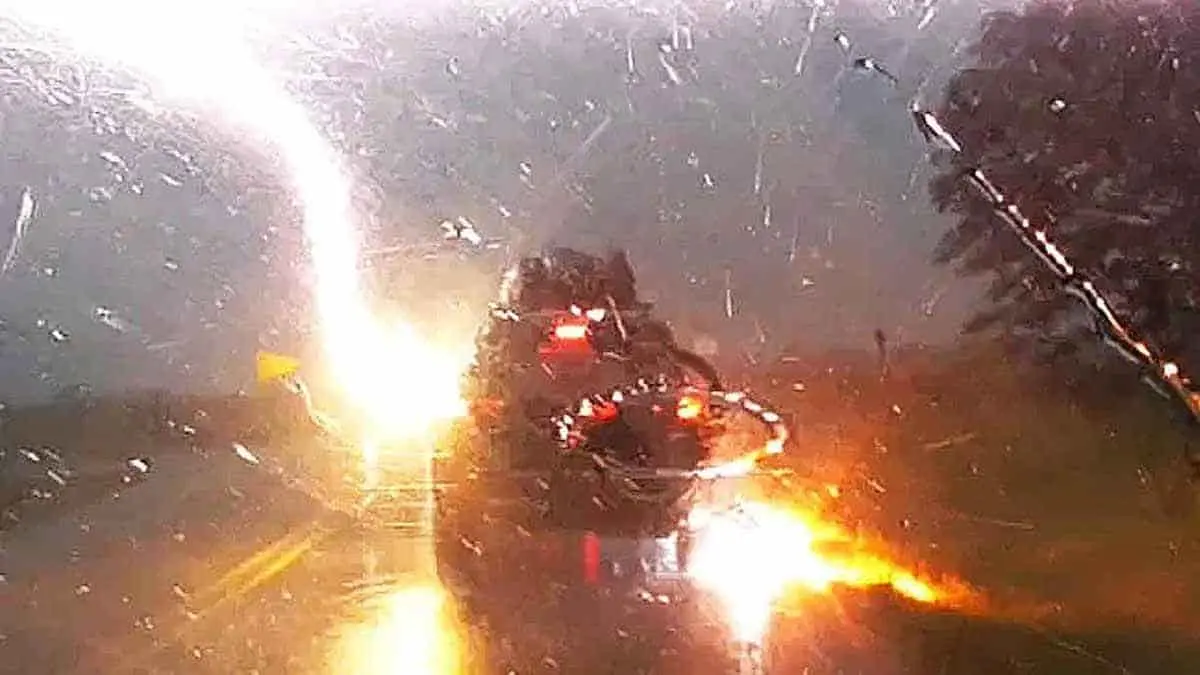 VIDEO: ¡Rayos! Camioneta es impactada por 4 descargas
