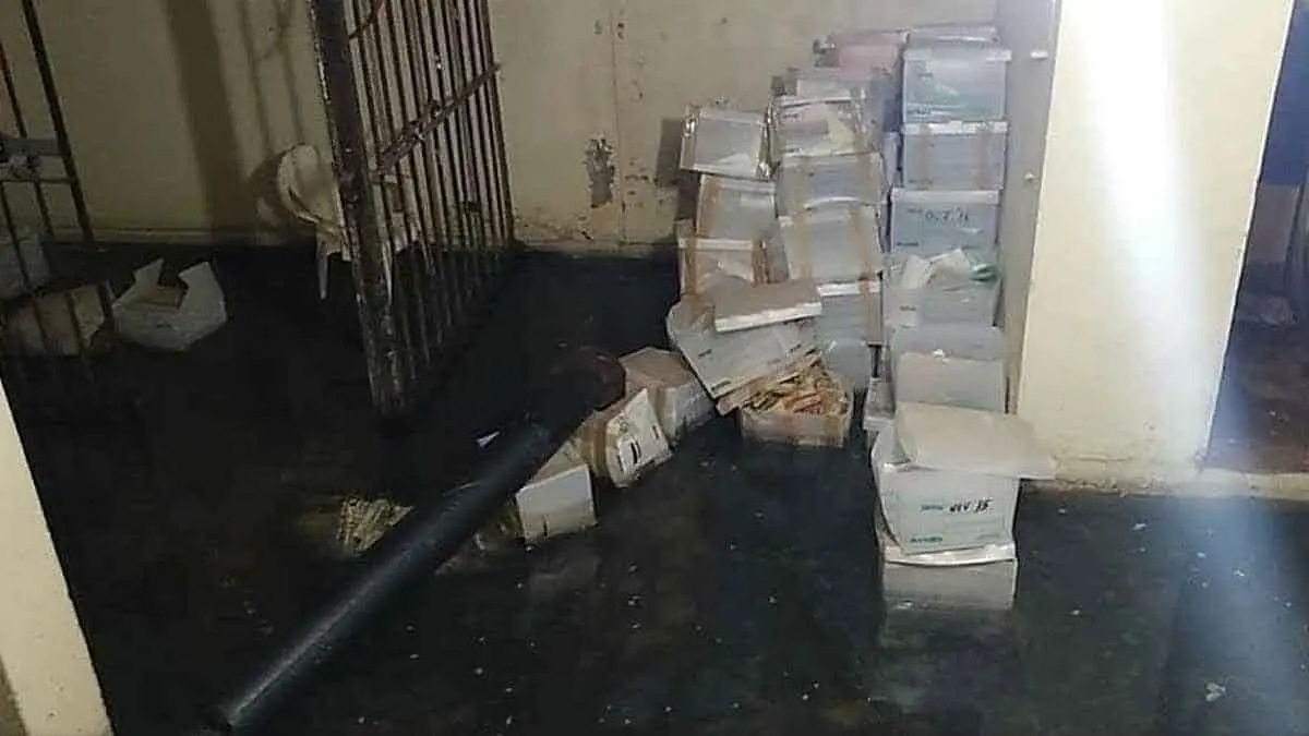 Se inunda Palacio Municipal de Navojoa con aguas negras