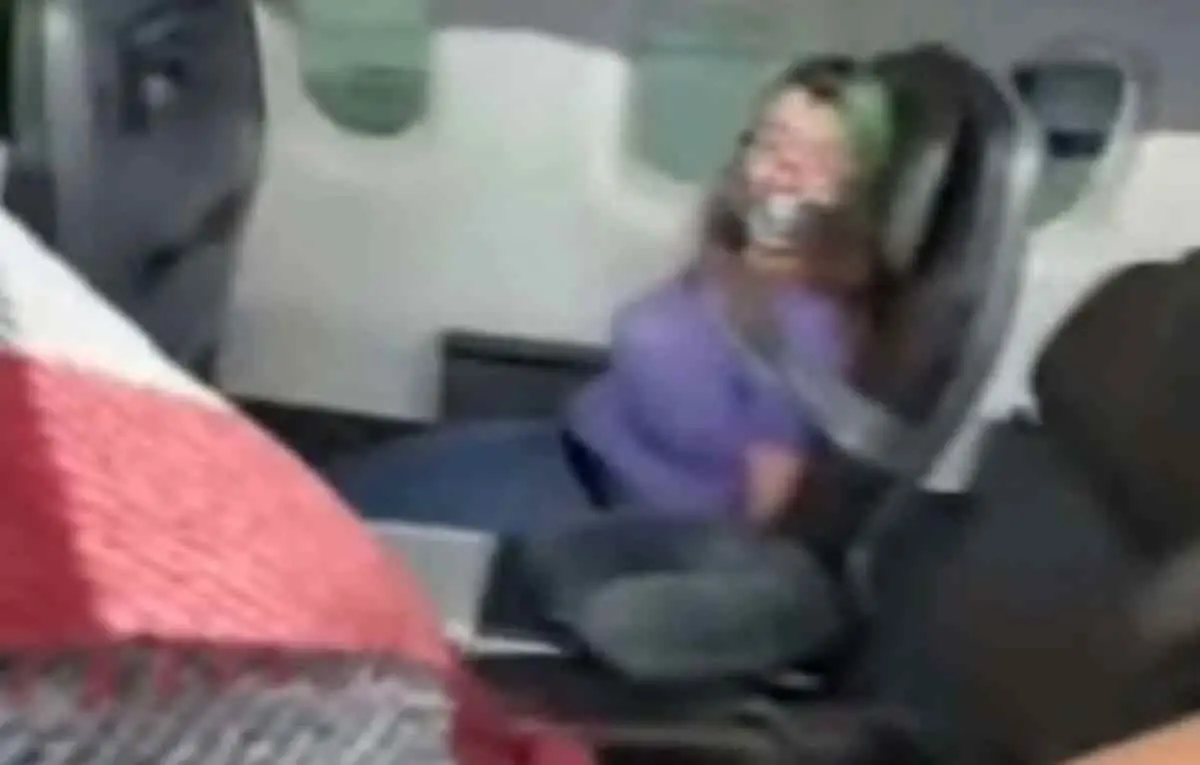 Mujer quiso abrir la puerta del avión en pleno vuelo; la amarran con cinta