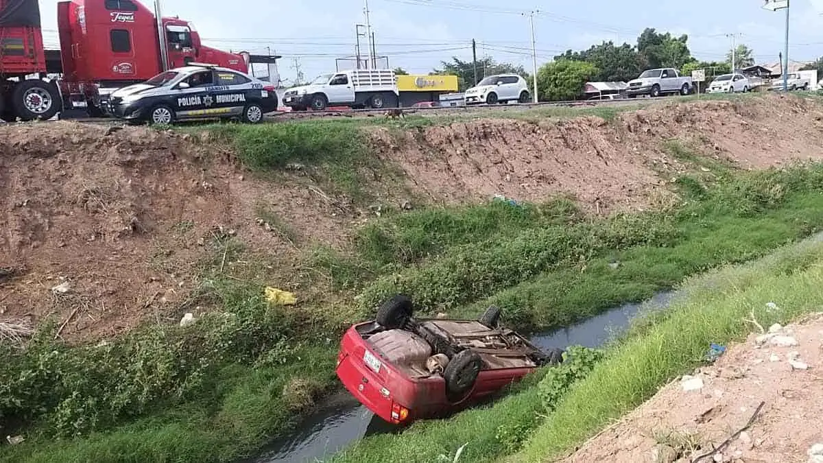 Cae vehículo a dren de la calle 300
