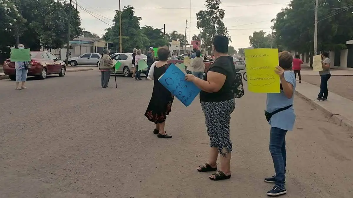 Vecinos de Esperanza intensifican protesta ante calle intransitable