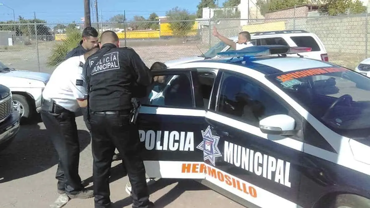 Intenta quemar su casa con su madre y su hermano adentro