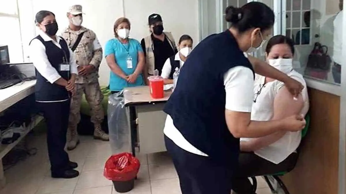 Vacunarán a jóvenes mayores de 18 años