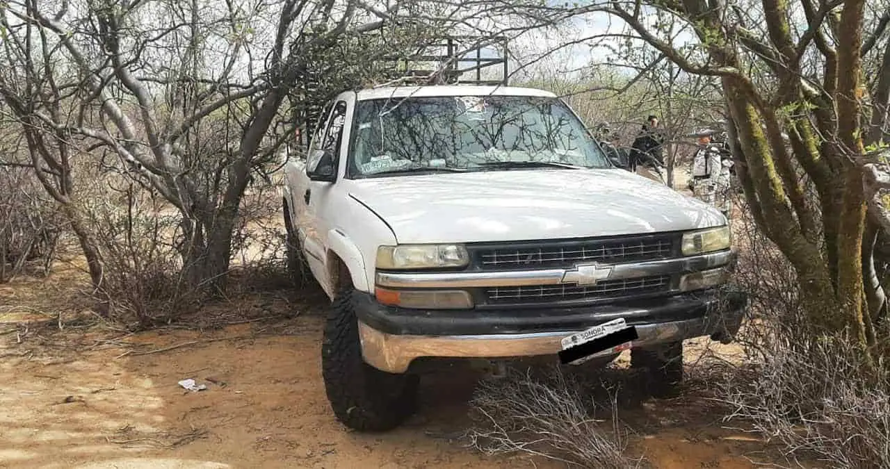 Hallan camioneta abandonada en zona serrana de Bácum