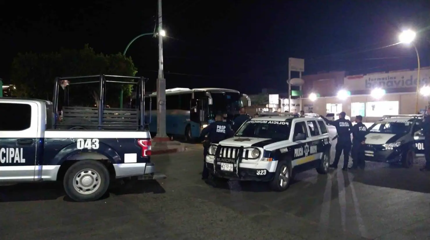 Sujeto armado retiene a pasajeros de autobús