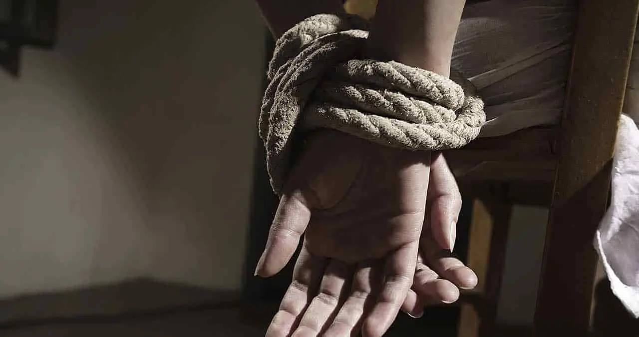 Cuatro adultos y 8 niños son rescatados de plagio