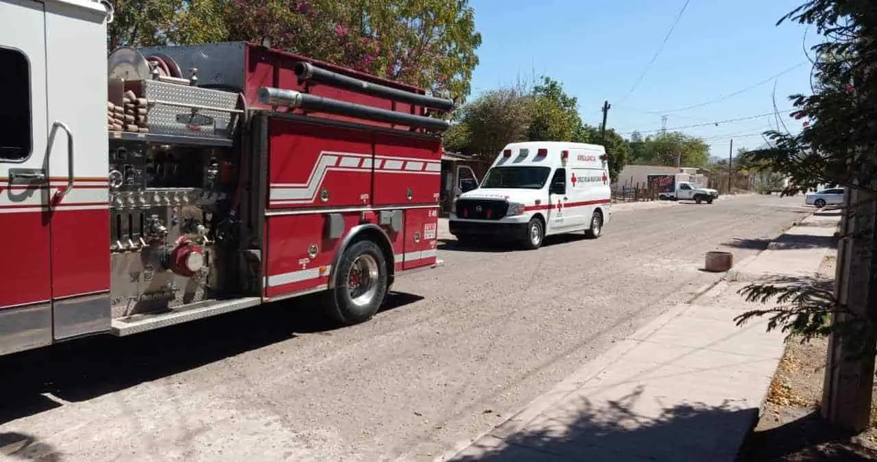 Rescatan a mujer de casa en llamas