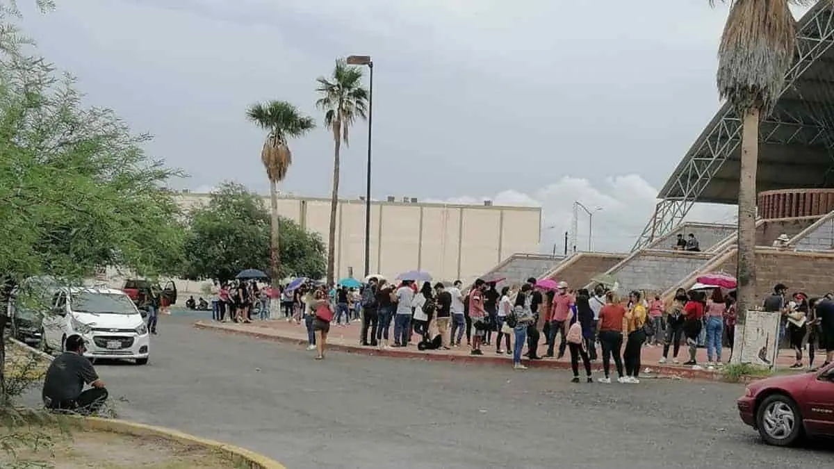 Pese a lluvias, jóvenes continuaron en filas para vacunarse en Hermosillo
