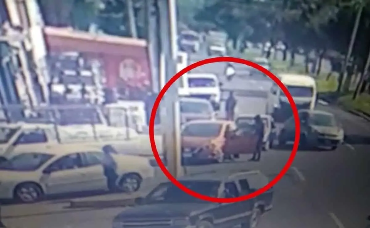 VIDEO. Automovilista atropella a ladrón para evitar asalto