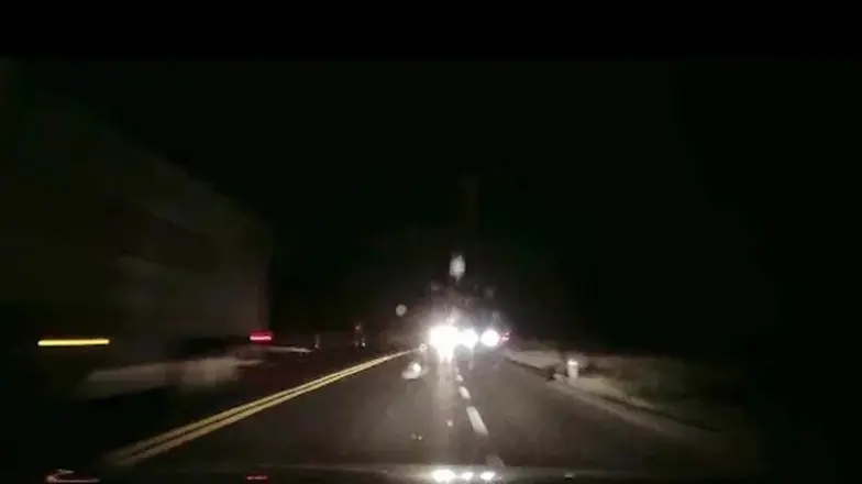 ¡Ay mamita! graban a una supuesta mujer fantasma en carretera