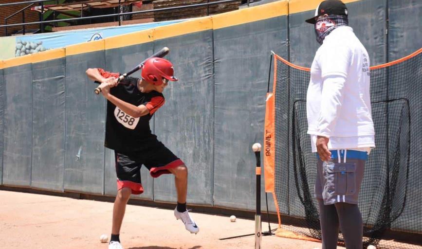 Jóvenes muestran su talento en beisbol