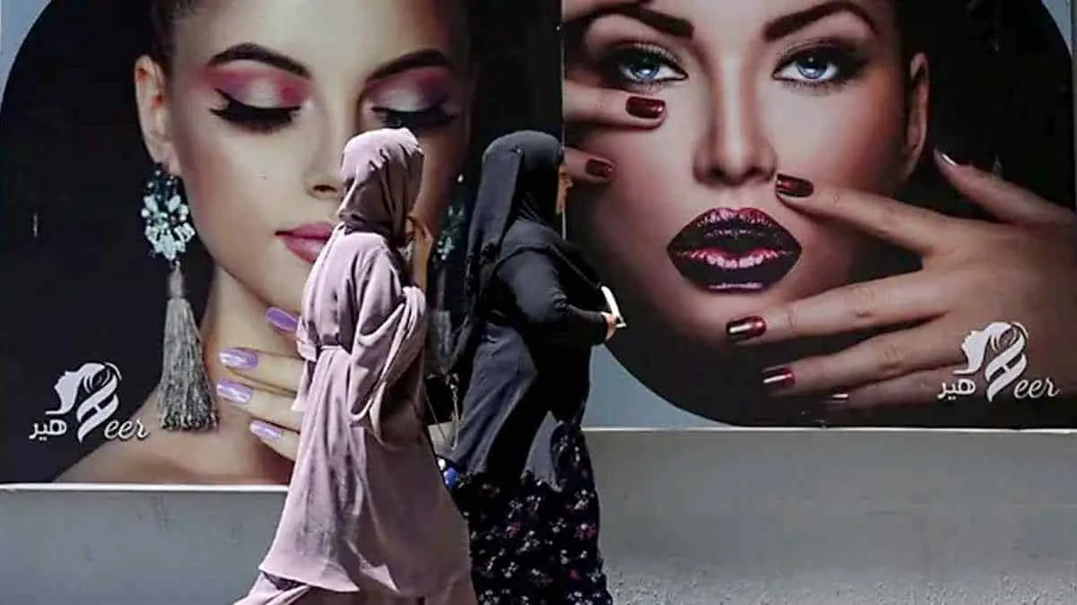 Talibanes borran fotos de mujeres en las calles