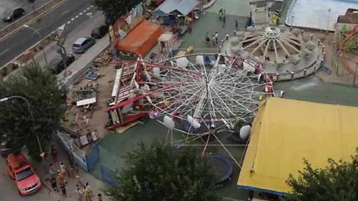 VIDEO. Fuertes vientos tumban rueda de la fortuna en una feria