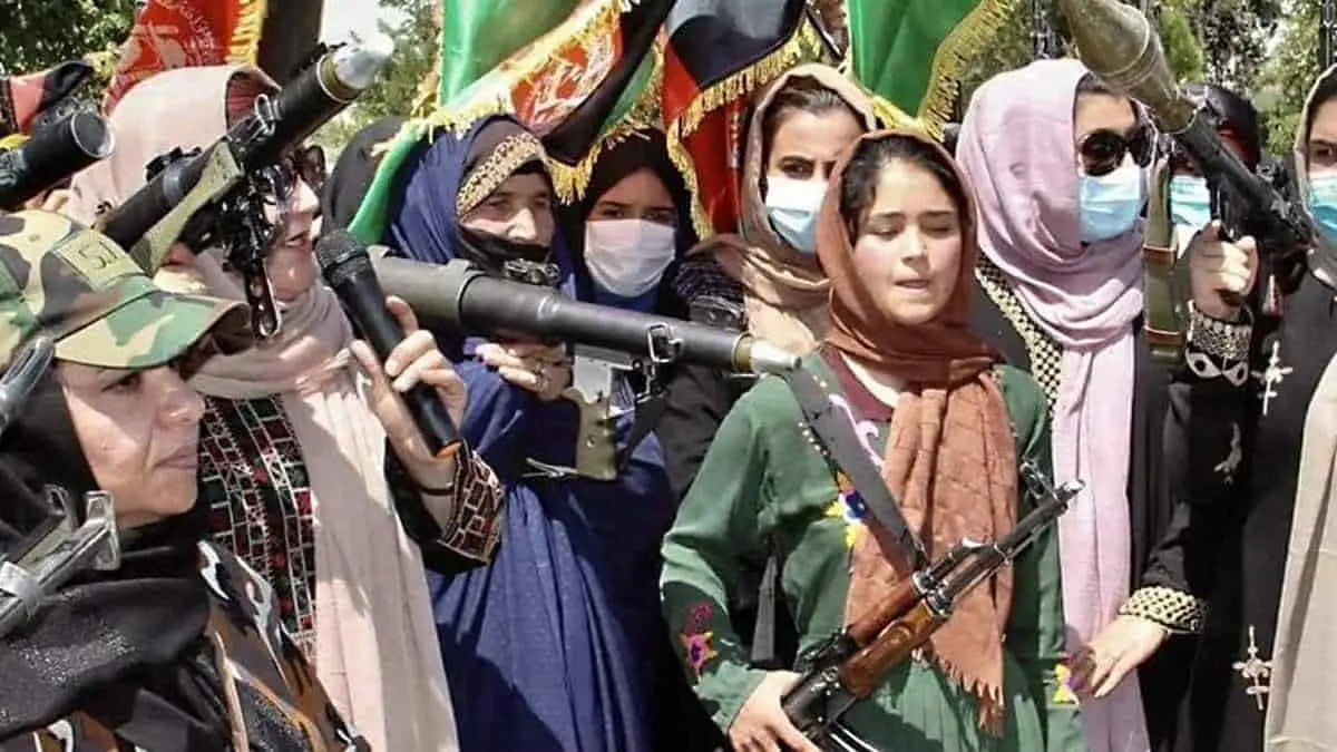 VIDEO: Mujeres afganas salen a las calles a protestar contra los talibanes