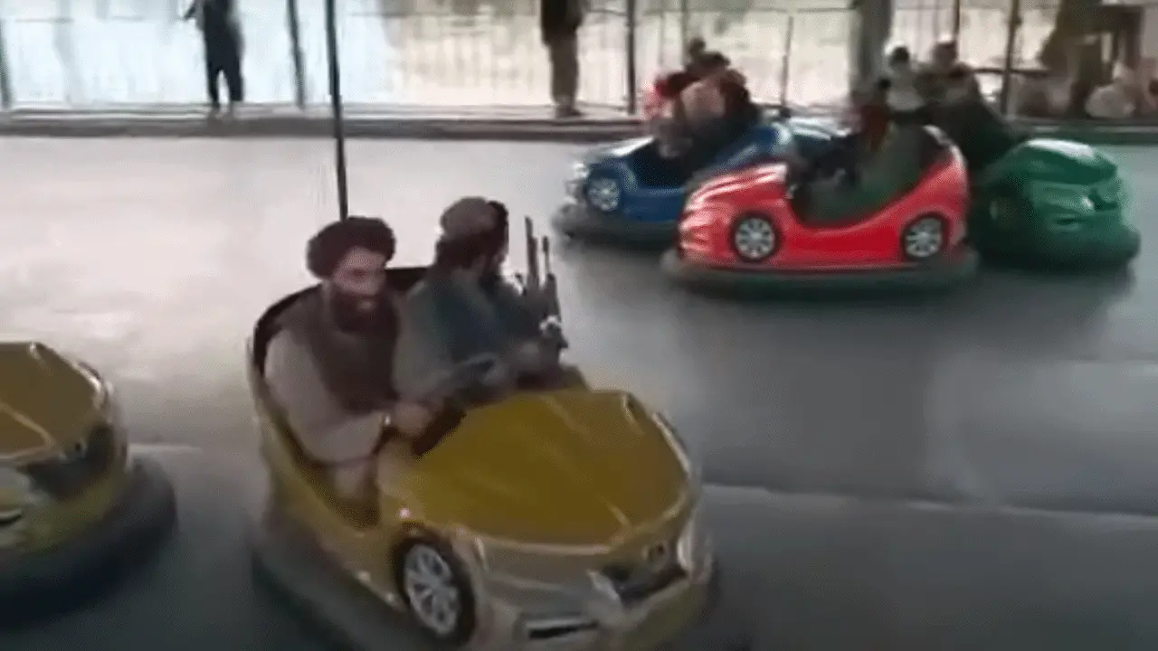 VIDEO. Talibanes se divierten jugando en carritos chocones y se viralizan