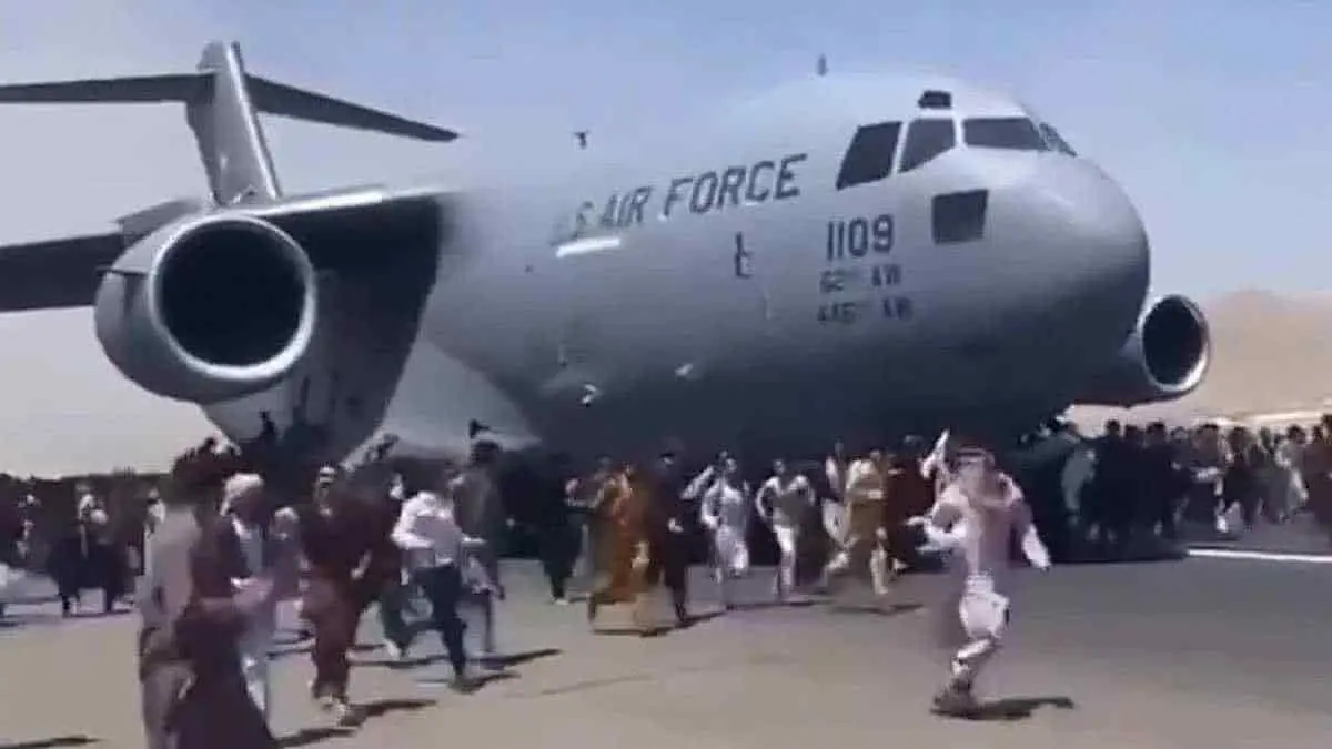 Hallan restos humanos en tren de aterrizaje de avión procedente de Kabul