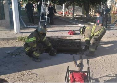 Rescatan a hombre de morir en una alcantarilla